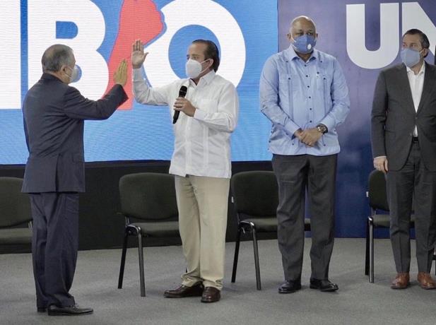 Ex alcalde Roberto Salcedo y su familia se juramentan en el PRM