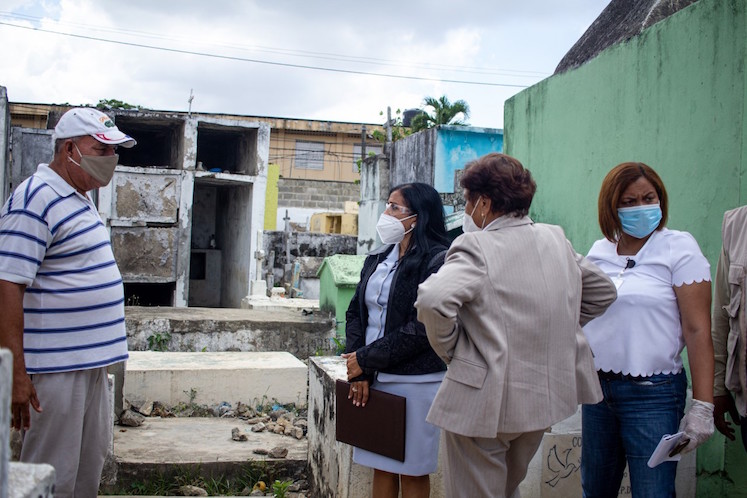 “Cementerio de Los Mina Viejo” está abandonado”, dice Vicealcaldesa SDE