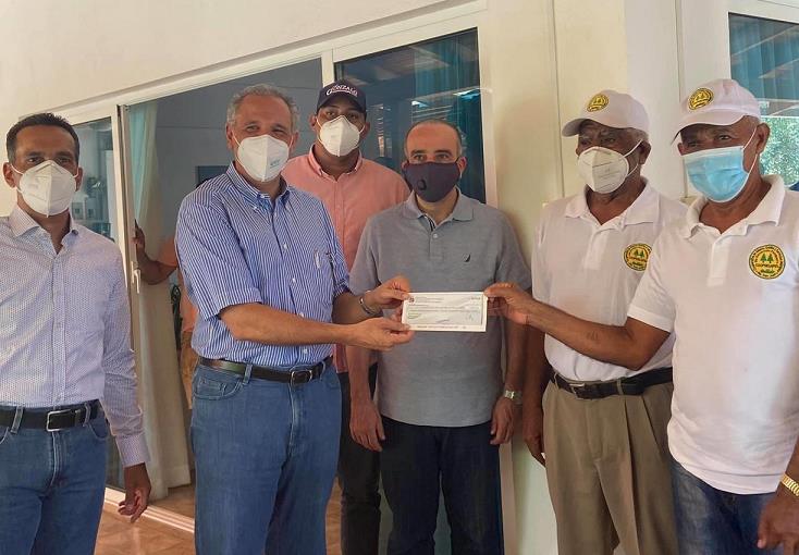 Entregan $8 millones a pescadores de Río San Juan como primera partida de $17 donó presidente Medina para compra de barco