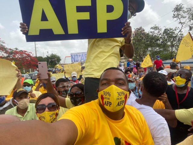 Marchan al Palacio Nacional para exigir 30% fondos de pensiones