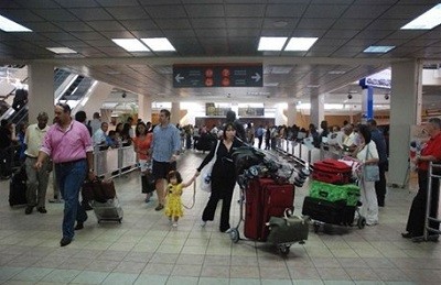 Viajeros en toque de queda deberán mostrar pasaporte, boleto aéreo e itinerario de vuelo