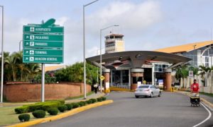 Aeropuerto Cibao arrecia medidas por incumplimiento de usarios; divide en dos la vía principal