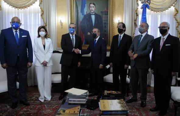 Abinader crea comisión de transición tras reunión con Danilo; dice trabajará con el Presidente para enfrentar Covid-19