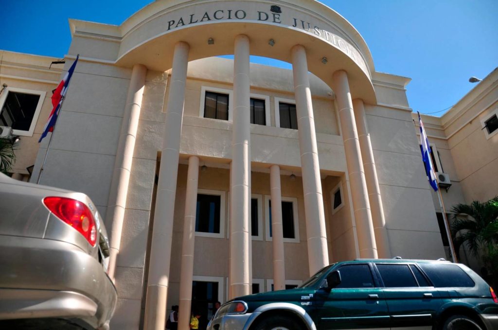 Apresan coordinadora fiscalía de La Vega por robo de varios vehículos estaban en calidad de evidencias