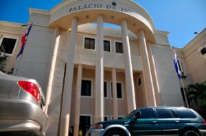 Apresan coordinadora fiscalía de La Vega por robo de varios vehículos estaban en calidad de evidencias