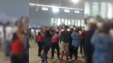 Entre aplausos y el grito de Gonzalo presidente, el candidato del PLD votó temprano