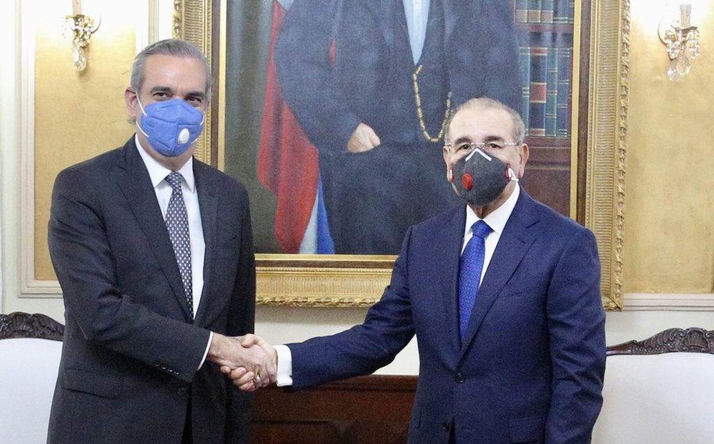 Le caen los palitos al presidente Medina por no asistir al traspaso de mando a Luis Abinader