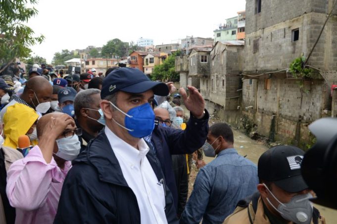 Abinader visita Los Ríos y ordena reparar casas dañadas por Laura; promete plan integral para sacar personas de ríos y cañadas