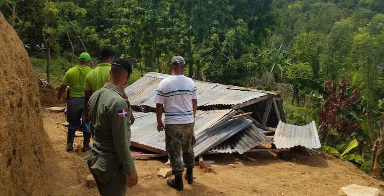 Autoridades Medio Ambiente desmantelan vivienda construida ilegalmente en área protegida de Puerto Plata