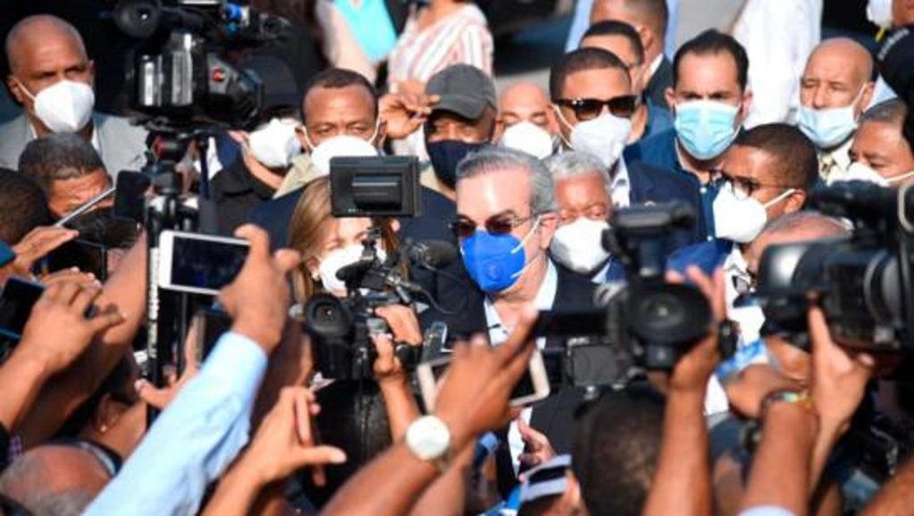 Abinader recorre la ciudad de Santiago; visita el hospital Cabral y Báez y promete terminarlo cuanto antes