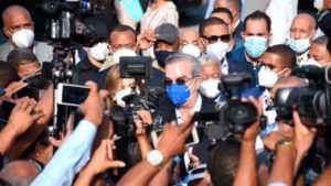 Abinader recorre la ciudad de Santiago; visita el hospital Cabral y Báez y promete terminarlo cuanto antes