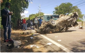 Estadounidense borracho salva su vida de milagro al estrellar su yipeta contra varios vehículos en Cabarete