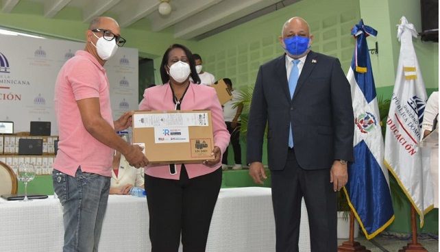 Educación inicia entrega de 70 mil dispositivos tecnológicos a maestros