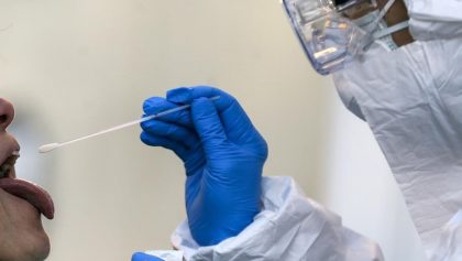 Solo 420 nuevos contagios y 10 muertes por Covid-19 este lunes; vacunas chinas llegarán este martes a las 6:50pm