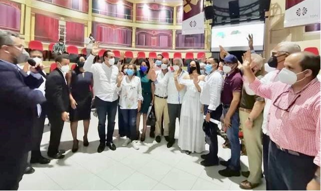 El empresario Abraham Victoria y varios legisladores conforman directiva Clúster Turístico de María Trinidad Sánchez