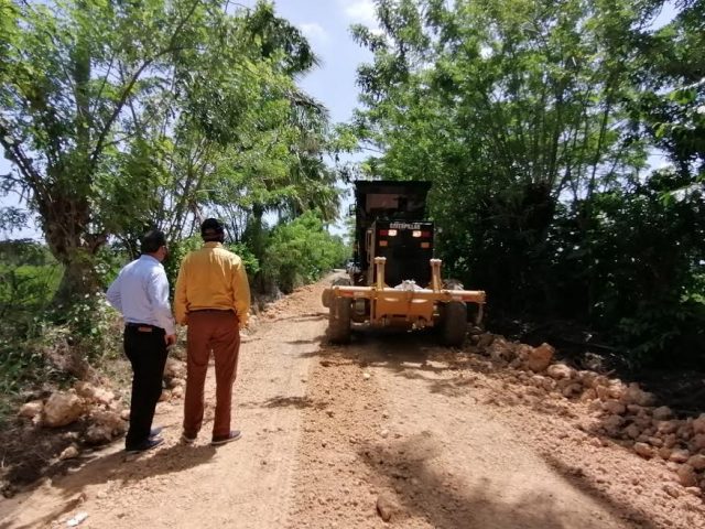 Agricultura acondiciona camino vecinal de la comunidad Payita en Nagua