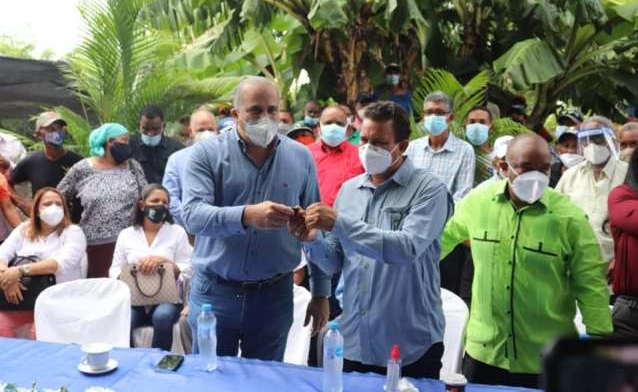 Senador Alexis Victoria gestiona y entrega equipos a dirección provincial de Agricultura en María Trinidad Sánchez