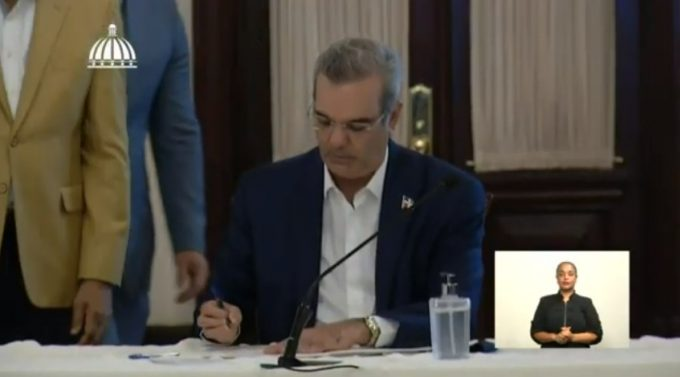 Gobierno firma acuerdo para comprar 10 millones de vacunas contra Covid-19 para 5 millones habitantes