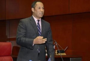 Senador de Pedernales se aferra al 