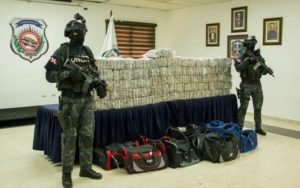 La DNCD ocupa 306 paquetes de cocaína tras un intenso tiroteo en la terminal del Puerto de Caucedo