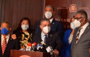 Someten proyecto de ley cambiaría exoneraciones a los legisladores por un bono de US$22,000