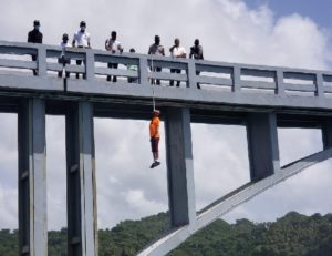 Ciudadano canadiense aparece ahorcado en puente turístico de Samaná