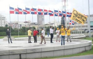 Solo un puñado de personas se concentra en la Plaza de la Bandera en repudio a los impuestos