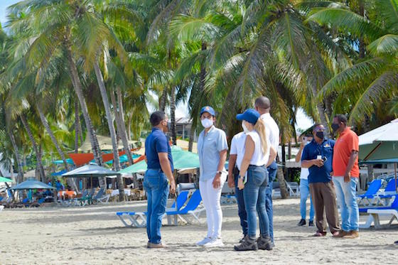 Directora regional de Turismo realiza evaluaciones en varias playas de Puerto Plata, sostiene encuentros con sectores