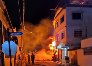 Incendio destruye dos viviendas en Puerto Plata, hallan cadáver de hombre flotando en una playa