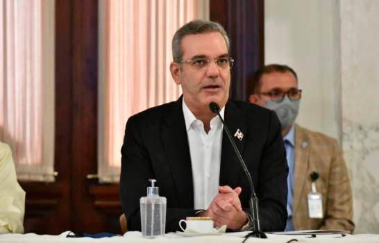 Abinader busca fortalecer relación con EE.UU. y la diáspora dominicana; modernizará Consulado de NY