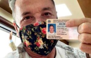 Ricardo Montaner presume su cédula dominicana