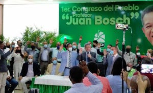 Senador Franklin Peña se juramenta en la Fuerza del Pueblo