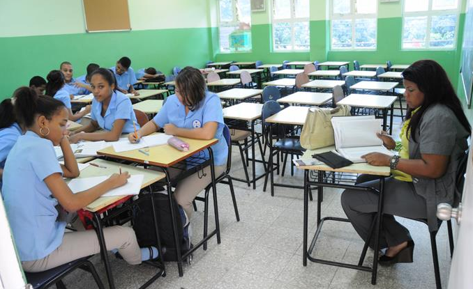 Falta recursos tecnológicos pone en jaque año escolar a distancia desde su inicio; sugieren convocar a las aulas interdiario
