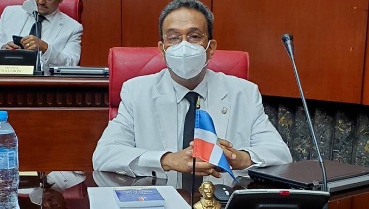 El senador de San Pedro de Macorís, Franklin Peña, también abandona el PLD y pasa a la Fuerza del Pueblo