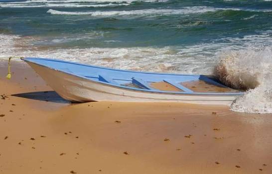 Flotan en aguas del océano Atlántico restos humanos de naufragio en Nisibón