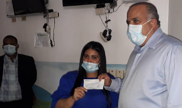 Senador Alexis Victoria dona su sueldo a la filial de la Asociación Dominicana de Rehabilitación en Nagua