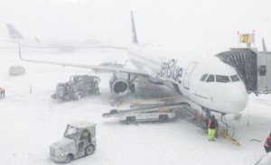 Cancelan vuelos en NY y NJ por el paso de tormenta de nieve
