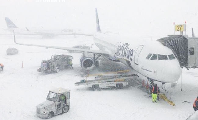 Cancelan vuelos en NY y NJ por el paso de tormenta de nieve