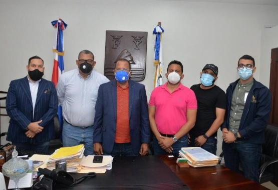 Alcalde de Puerto Plata denuncia red criminal está falsificando cheques del cabildo para timar comerciantes
