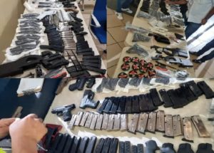 Ocupan varias armas y municiones a un piloto en el Aeropuerto Internacional del Cibao