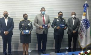 Interior y Policía entrega tarjeta simbólica para transporte gratis a los agentes del orden público