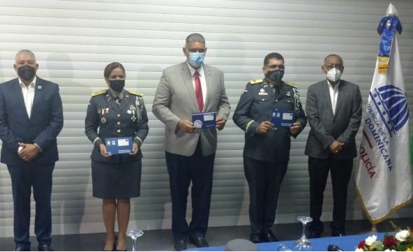 Interior y Policía entrega tarjeta simbólica para transporte gratis a los agentes del orden público