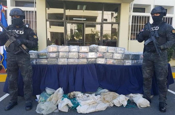 La DNCD intercepta embarcación en playa de Bayahíbe con 350 kilos de cocaína; arresta dos personas