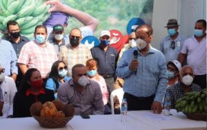 FEDA entrega vacas, cerdas y miles de gallinas ponedoras a campesinos del distrito municipal Las Gordas en Nagua