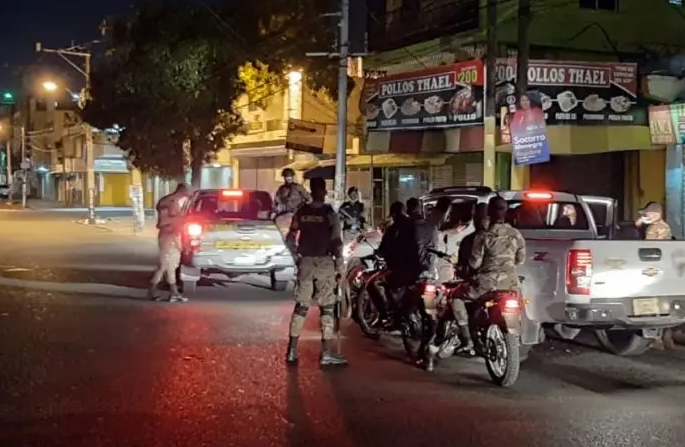 Al menos 995 personas detenidas por violar toque de queda en Nochebuena