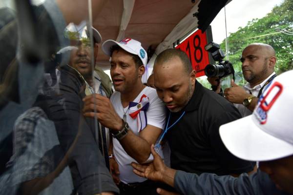 Guinness le hace el fó otra vez a Carlos Silver; cantante se declara en huelga de hambre hasta se le reconozca récord