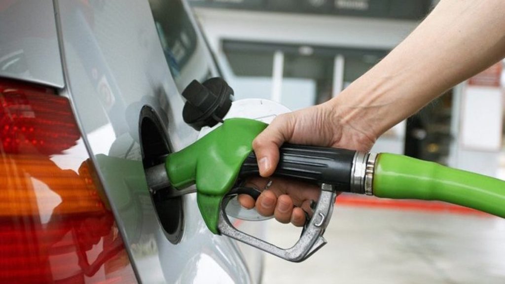 Gobierno cobra una tasa promedio de 40% de impuesto por cada peso pagado por usuarios en precios de los combustibles