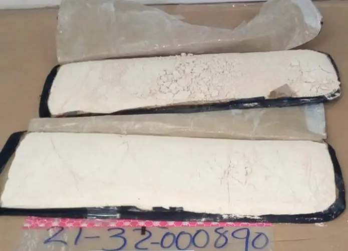 Apresan una mujer en el Aeropuerto de las Américas con 2 kilos de heroína en maleta de doble fondo