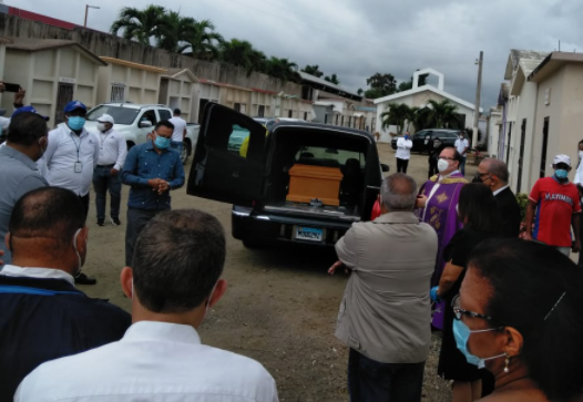 Velan y sepultan en cementerio de Licey al Medio al hermano del ministro de Salud, Plutarco Arias