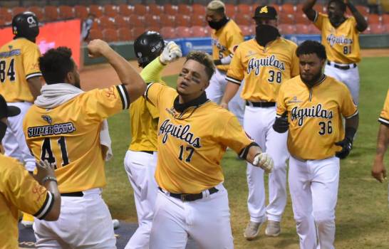 Las Águilas sacan a los Toros de circulacion y se enfrentarán a los Gigantes en la serie final del beisbol de RD